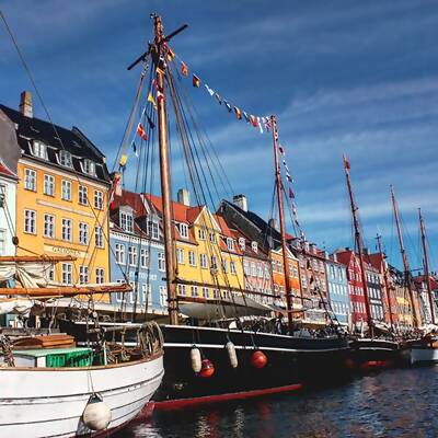 Lerne Kopenhagen und seine kulturellen Highlights mit der Kopenhagen Card All-inclusive-Karte kennen. Besuche über 40 Museen und Attraktionen und fahre unbegrenzt mit den Hop-On-Hop-Off-Bussen - Trip Dänemark
